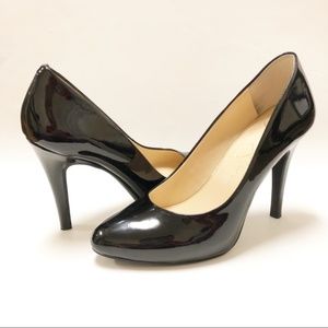 JESSICA SIMPSON BLACK CLOSED TOE PATENT HEELS